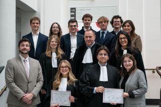 Le jury, les finalistes et les coachs avec derrière eux, de g.à d.le comité de l'ANELD: Michel Letellier (vice-trés.), Lisa Schintgen (membre), Charel Bollig (vice-prés.), Maximilien Glaesener (membre), Matz Mossong (secr.), Jo Wildschutz (trés.), Céline Niederkorn (prés.)